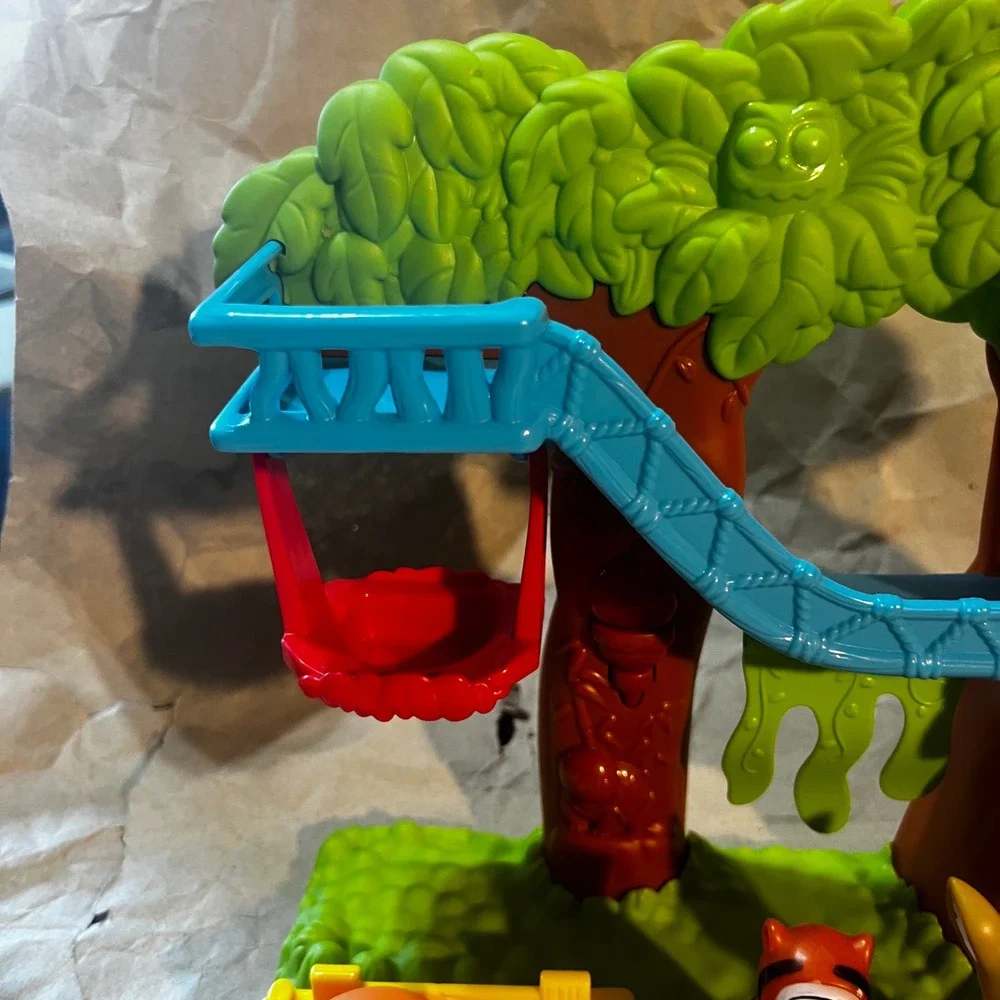 Kid Connection Zoo Play Set Jungle Treehouse with 8 Animal Figures